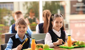 schoolchildren eating lunch 