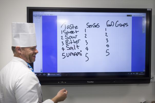 Chef delivers food education sessions to young people at London hospital