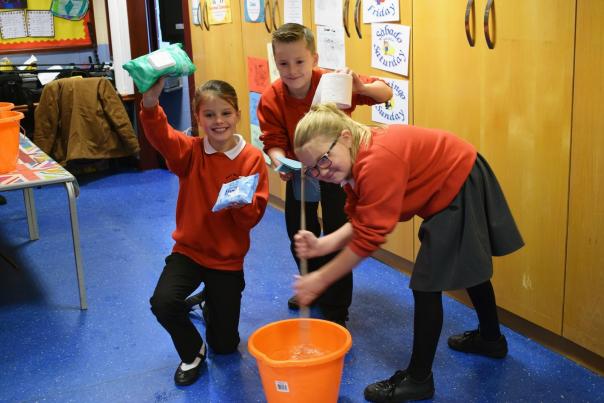 Schoolchildren taking part in a Fatberg Fighter experiment
