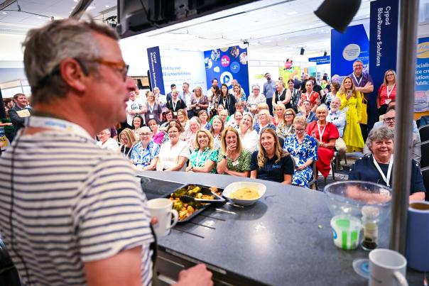 Hugh Fearnley-Whittingstall encourages school caterers to use more veg & pulses Hugh Fearnley-Whittingstall encourages school caterers to use more veg & pulses