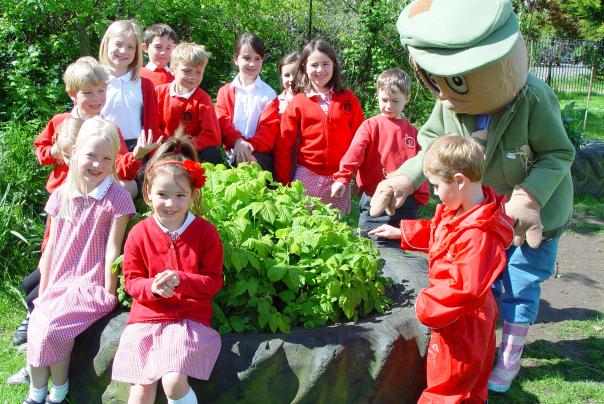 Caterlink mascot JoJoe the Crow with Cookham Dean children