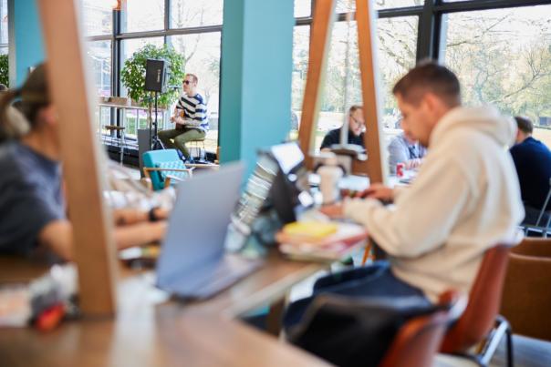 Research finds average UK lunch break lasts just 33 minutes Research finds average UK lunch break lasts just 33 minutes