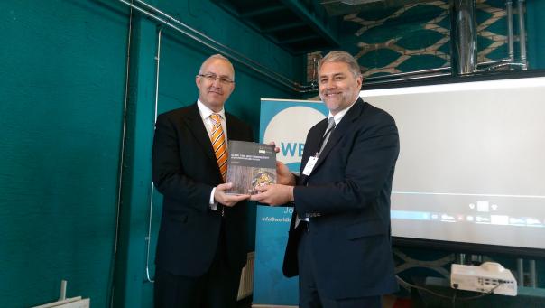 Ahmed Aboutaleb, mayor of Rotterdam, receiving a copy of the report from WBA President David Newman cities, food, waste